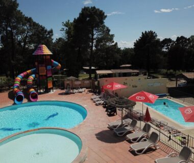 Aires de piscines, toboggans et transats au camping la Simioune en Provence