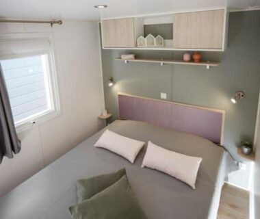 Chambre avec lit double et rangement dans mobil-home du Camping la Simioune en Provence