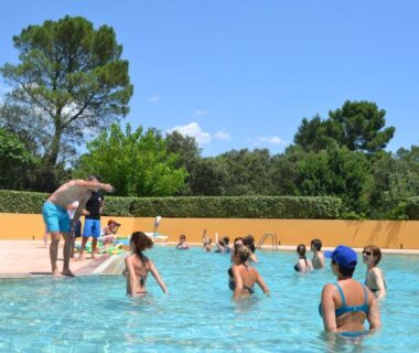 Piscine extérieure avec enfants au Camping la Sousta