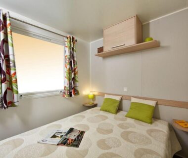 Chambre double avec lit et fenêtre au Camping la Sousta