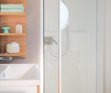 Salle de bains avec douche et vasque au Camping la Sousta