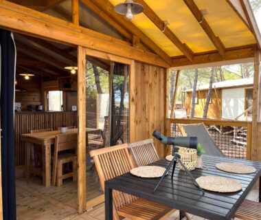 Terrasse en bois avec table et chaises au Camping la Tamarissière