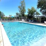 Piscine extérieure avec transats au Camping la Venise Verte
