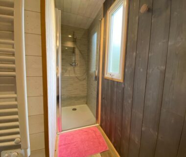 Douche cabine avec fenêtre et porte vitrée dans le logement du Camping la Venise Verte
