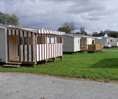 En Ille-et-Vilaine allée de mobil-homes sur pelouse au camping le Balcon de la Baie