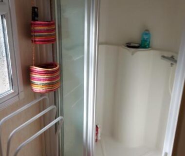 Salle de bains avec cabine de douche au Camping le Bois Jahan