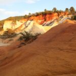 Falaises d'ocre et formations rocheuses dans le Vaucluse au Camping le Colorado