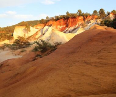 Falaises d'ocre et formations rocheuses dans le Vaucluse au Camping le Colorado