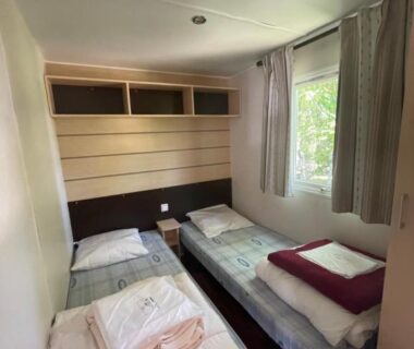 Chambre avec deux lits simples dans le mobil home Camping le Convivial Mobil home 3 chambres