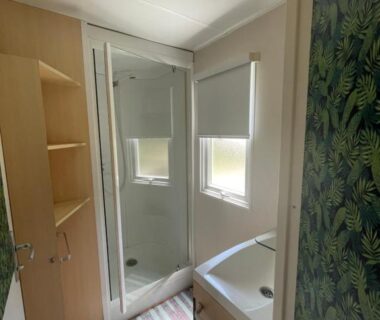 Salle de bain avec douche et lavabo dans le Mobil home 3 chambres du Camping le Convivial