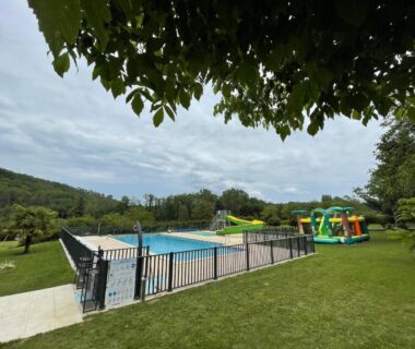 Piscine extérieure et aire de jeux au Camping le Convivial Mobil home 3 chambres