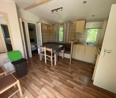 Intérieur avec coin repas et kitchenette du Camping le Convivial Mobil home 3 chambres