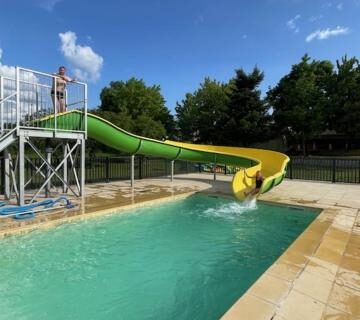 Piscine extérieure avec toboggan au Camping le Convivial Mobil home 3 chambres