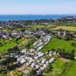 Côte bretonne et mobil-homes en surplomb au Camping le Dolmen