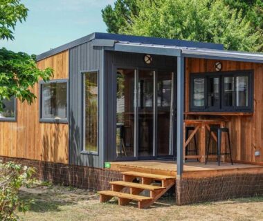 Mobil-home en bois avec terrasse et baie vitrée au Camping le Dolmen
