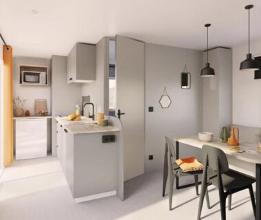 Intérieur avec kitchenette et coin repas dans le mobil-home du Camping le Dolmen