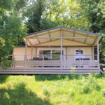 Sur la pelouse mobil home avec terrasse couverte au Camping le Grand Cerf