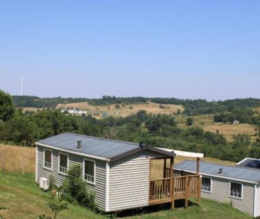 Prairie avec mobil-homes au Camping le Grand Cerf