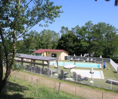 Piscine extérieure avec bassins et transats au Camping le Grand Cerf