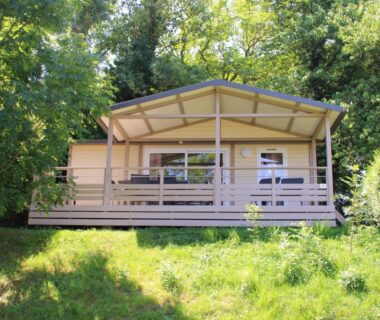 Sur la pelouse mobil home avec terrasse couverte au Camping le Grand Cerf