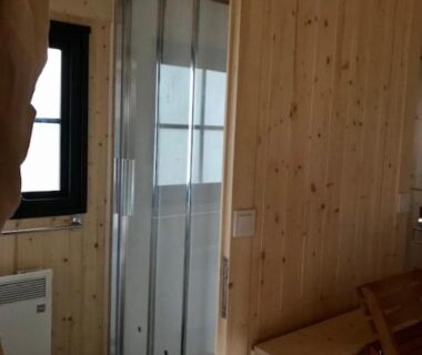 Intérieur en bois avec cabine de douche du Camping le Marache
