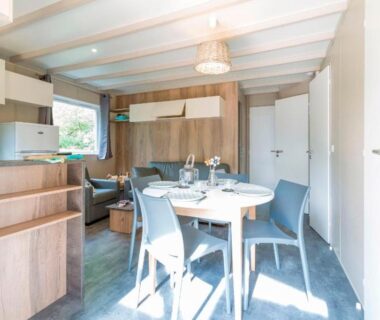 Intérieur d'hébergement avec coin repas et kitchenette au Camping le Marache