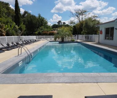 Piscine extérieure avec transats au Camping le Marache
