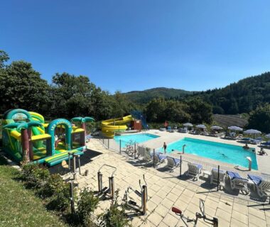 Piscine extérieure avec toboggans et transats au Camping le Mas des Sedaries