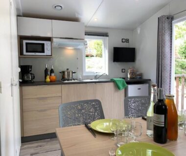 Intérieur avec kitchenette et coin repas au Camping le Mas des Sedaries
