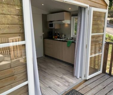 Terrasse en bois avec kitchenette ouverte au Camping le Mas des Sedaries