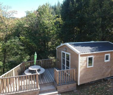 Terrasse en bois avec table et parasol du Camping le Mas des Sedaries