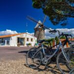 Allée avec vélos et moulin au Camping le Moulin de la Salle
