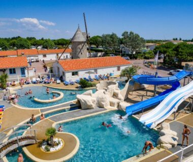 Piscine extérieure avec toboggans bassins et transats au Camping le Moulin de la Salle