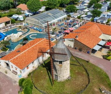 Vue aérienne du parc aquatique avec toboggans et bassin au Camping le Moulin de la Salle