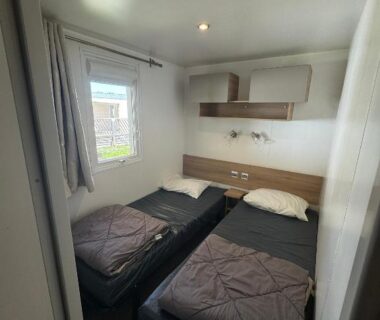 Chambre avec deux lits simples dans l'hébergement du Camping le Neptune