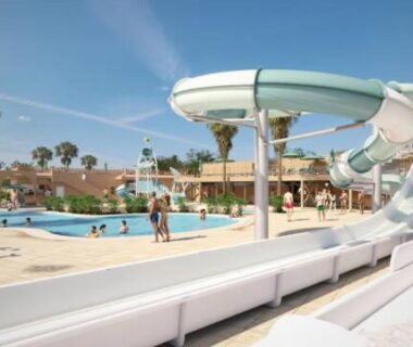 Espace piscine avec toboggans et bassins au camping le Neptune