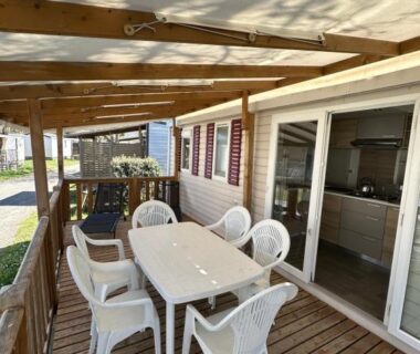 Terrasse couverte avec table et chaises du mobil-home Camping le Neptune
