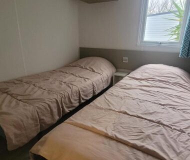 Chambre avec deux lits simples au camping Le Neptune