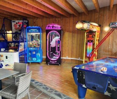 Salle de jeux avec machines d'arcade et billard au Camping le Neptune 4 étoiles
