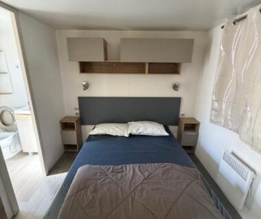 Intérieur chambre avec lit double au Camping le Neptune