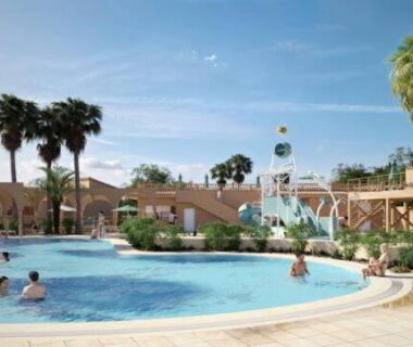 Piscine extérieure et jeux aquatiques au Camping le Neptune