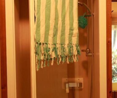 Douche avec serviette rayée verte et blanche au Camping le Pré Morjal
