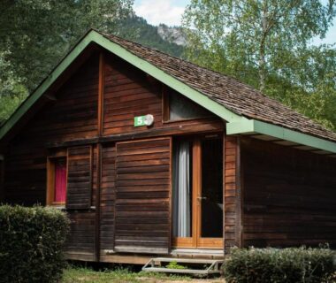 Chalet en bois dans la nature au Camping le Pré Morjal