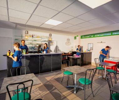 Snack bar intérieur avec comptoir et tables au Camping le Pré Morjal