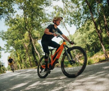 Chemin forestier avec deux cyclistes à VTT au Camping le Rancho