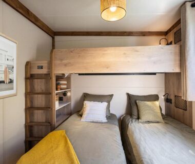 Chambre avec deux lits et lit superposé au Camping le Relais du Léman