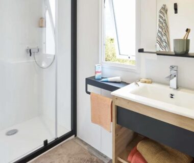 Salle de bains avec douche et lavabo au Camping le Relais du Léman