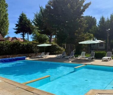 Piscine extérieure avec transats et parasols au Camping le Relais du Léman