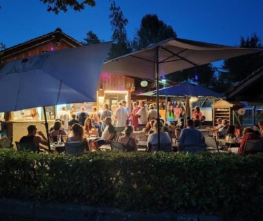Terrasse extérieure animée en soirée au Camping le Relais du Léman