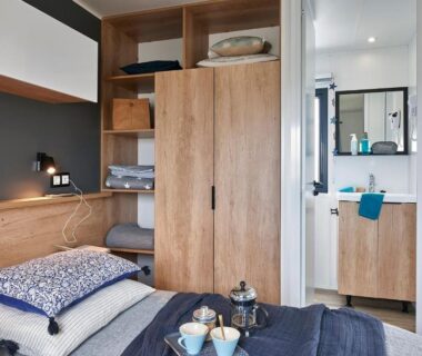 Mobil-home chambre avec armoire et salle d'eau au Camping le Rivage